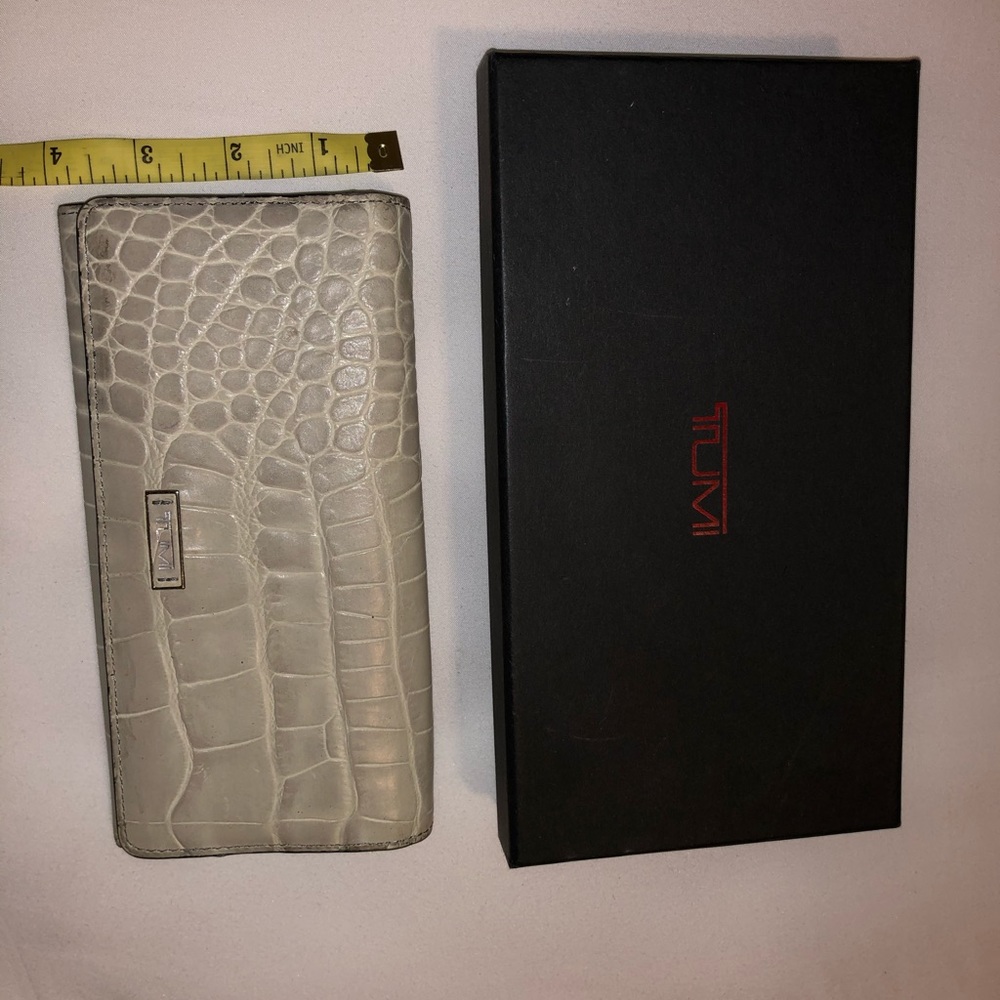 Tumi Wallet Light Grey 🤩 - Picture 8 of 8